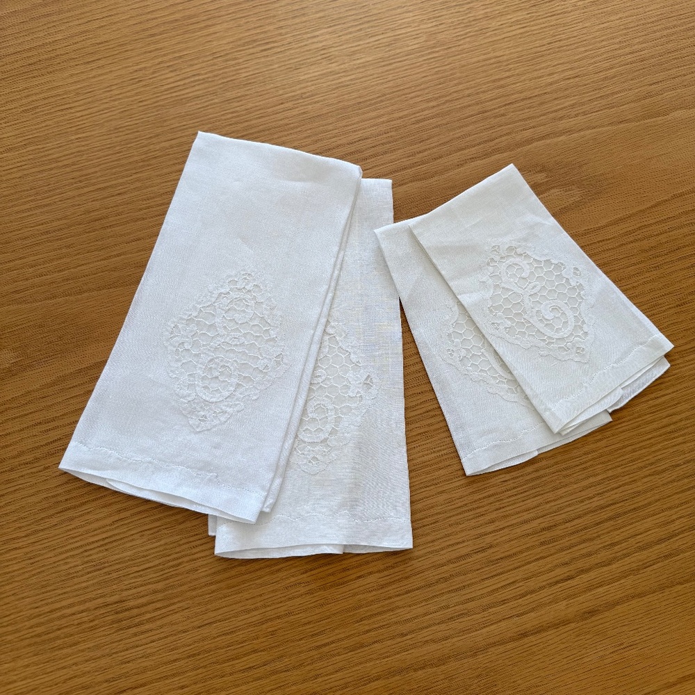 VINTAGE 2 SETS OF 2, HAND TOWEL AND FINGERTIP TOWELS.